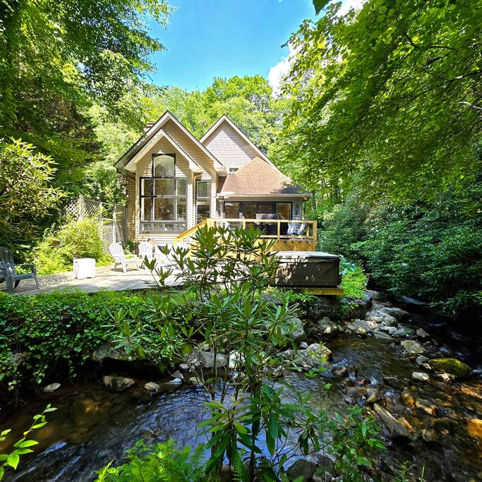 Creekside Basecamp, a three-bedroom dog friendly cabin in Franklin NC